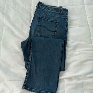 Women’s Lee jeans.  Reg fit straight leg. Size 16. Like new.